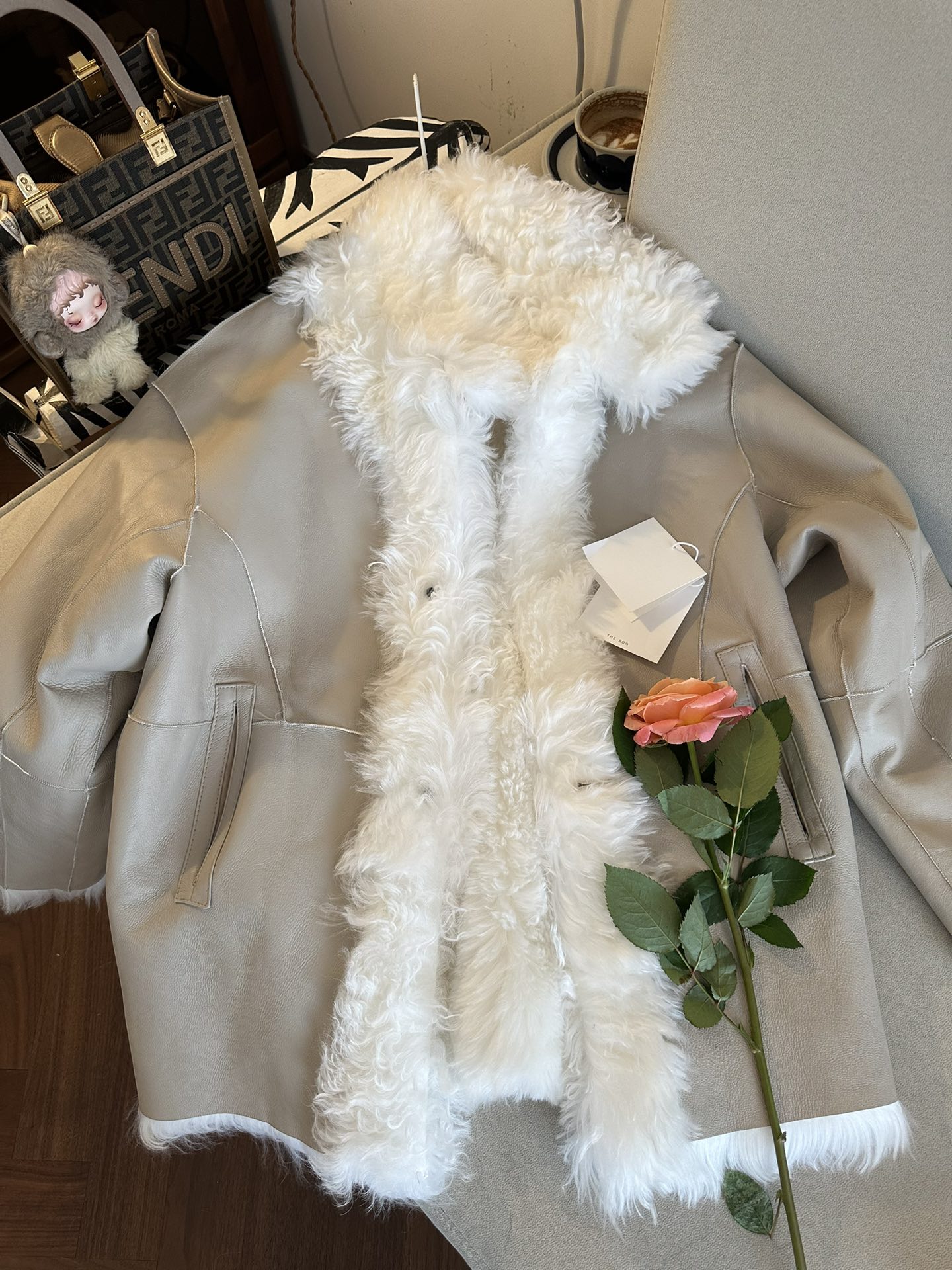 THE ROW Женская шуба из овчины  THE ROW Женская шуба из овчины