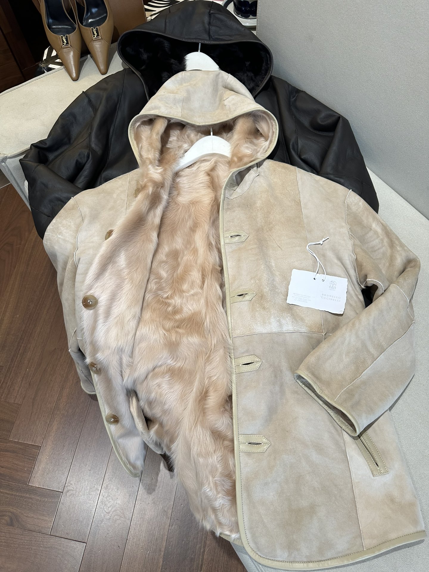 BRUNELLO CUCINELLI Женская замшевая дублёнка с мехом лисы BRUNELLO CUCINELLI Женская замшевая дублёнка с мехом лисы