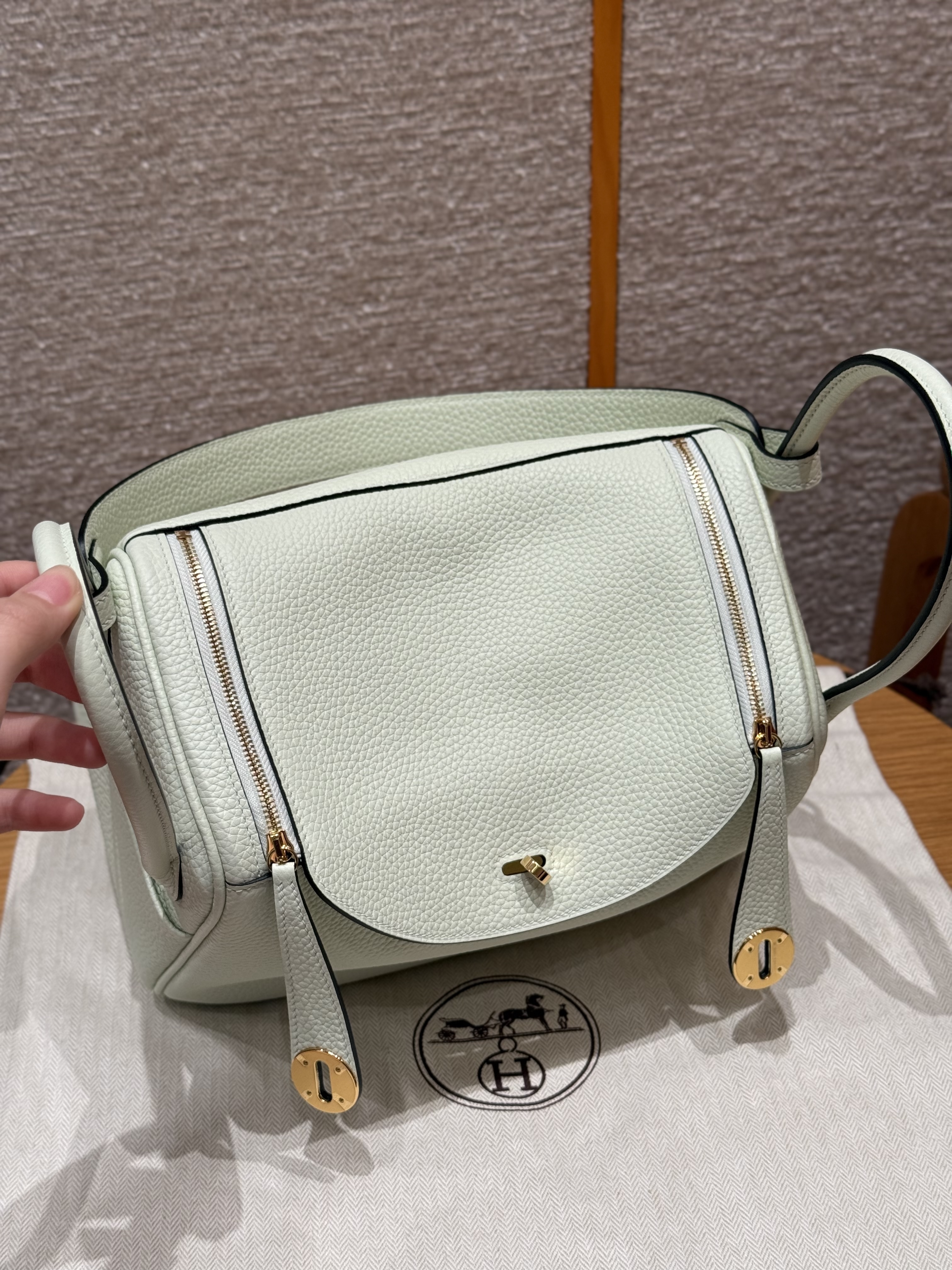 HERMES Женская сумка Lindy 26 см 0S Clemence HERMES Женская сумка Lindy 26 см 0S Clemence