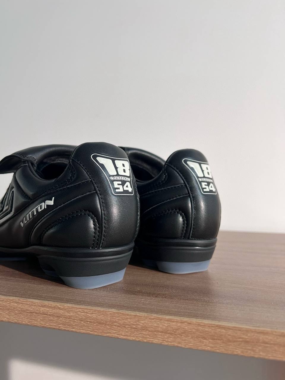 LOUIS VUITTON Женские кроссовки LOUIS VUITTON Женские кроссовки