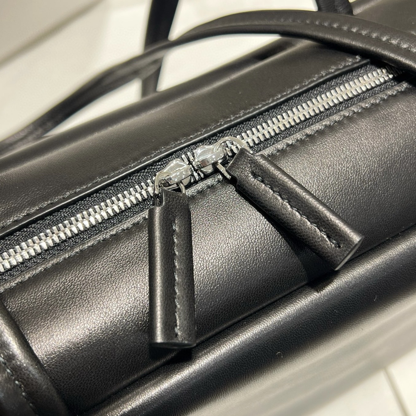 THE ROW Женская сумка Astra из черной кожи