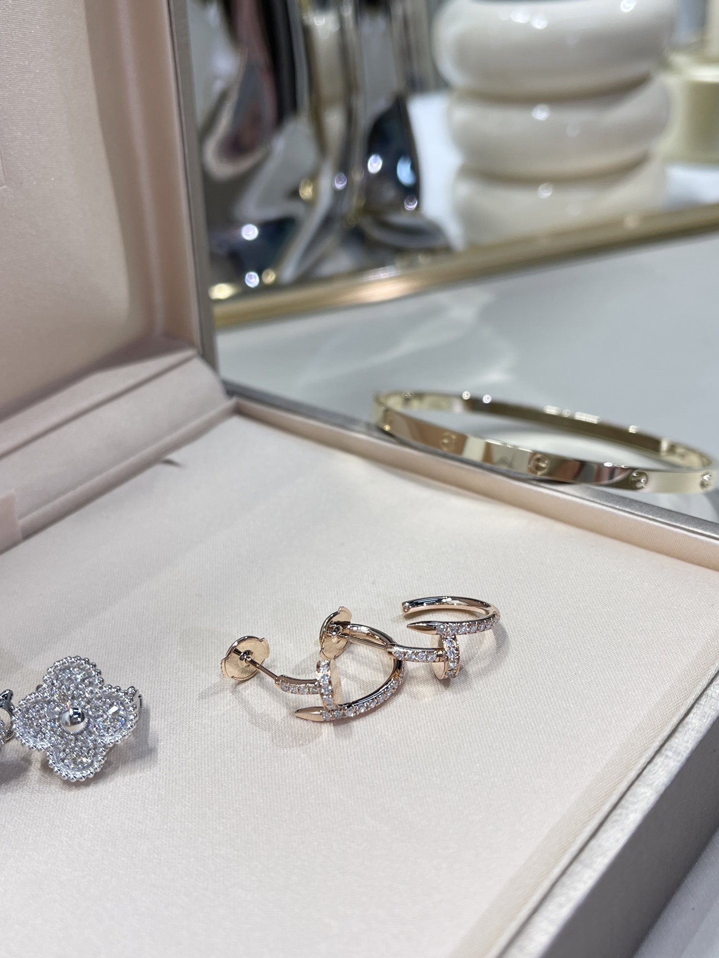 CARTIER Серьги Juste un Clou из розового золота с бриллиантами CARTIER Серьги Juste un Clou из розового золота с бриллиантами