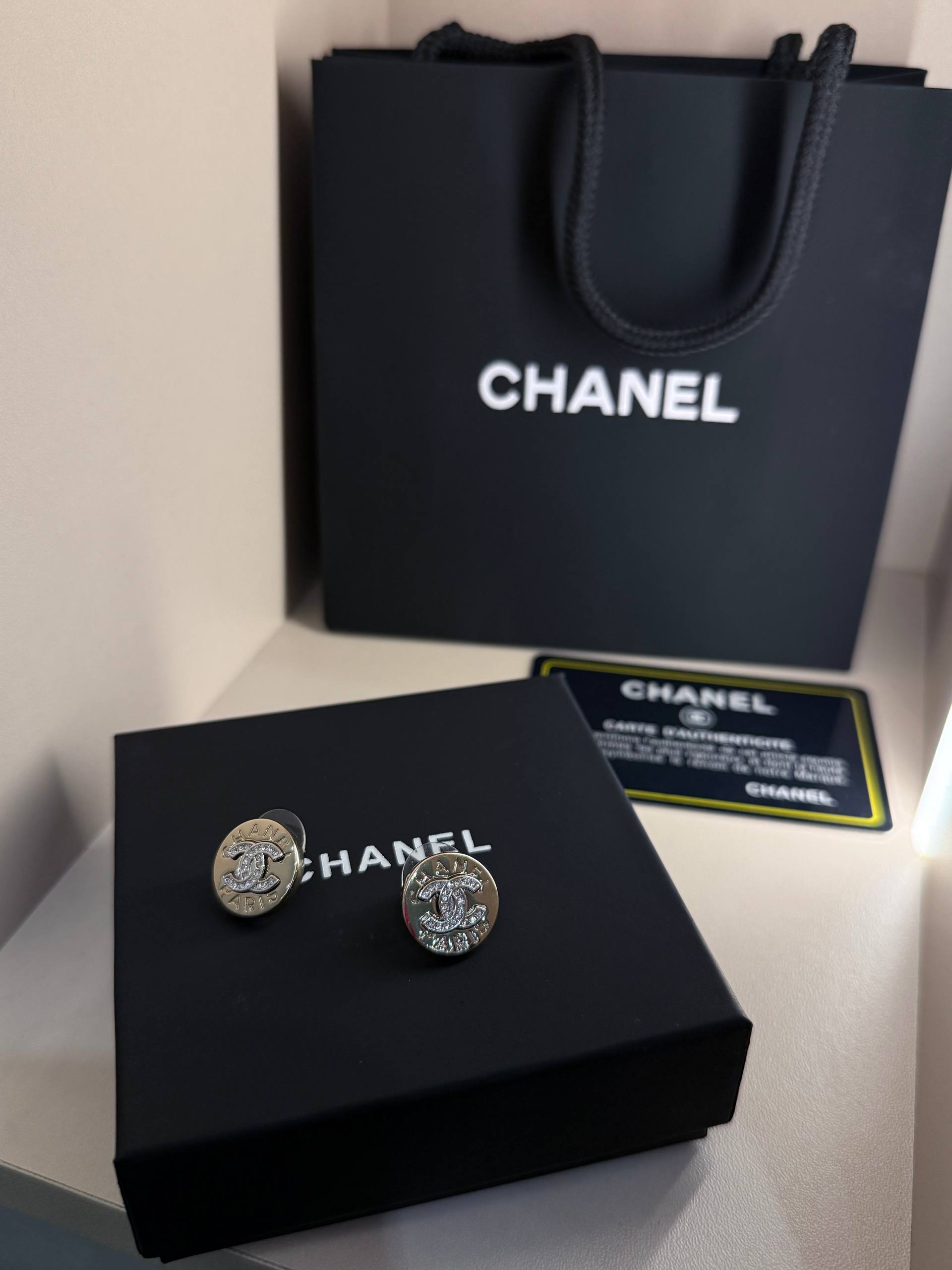 CHANEL Женские серьги из латуни  CHANEL Женские серьги из латуни
