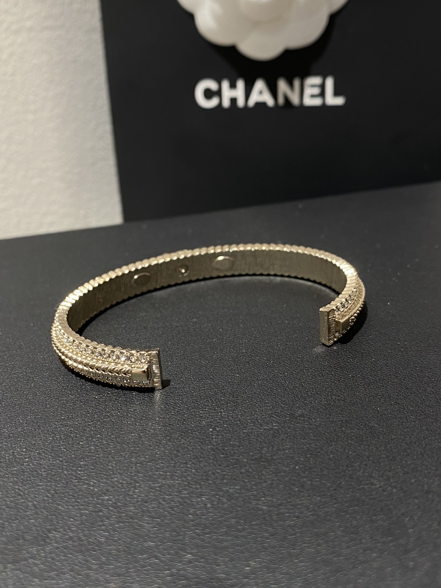 CHANEL Женский литой браслет CHANEL Женский литой браслет