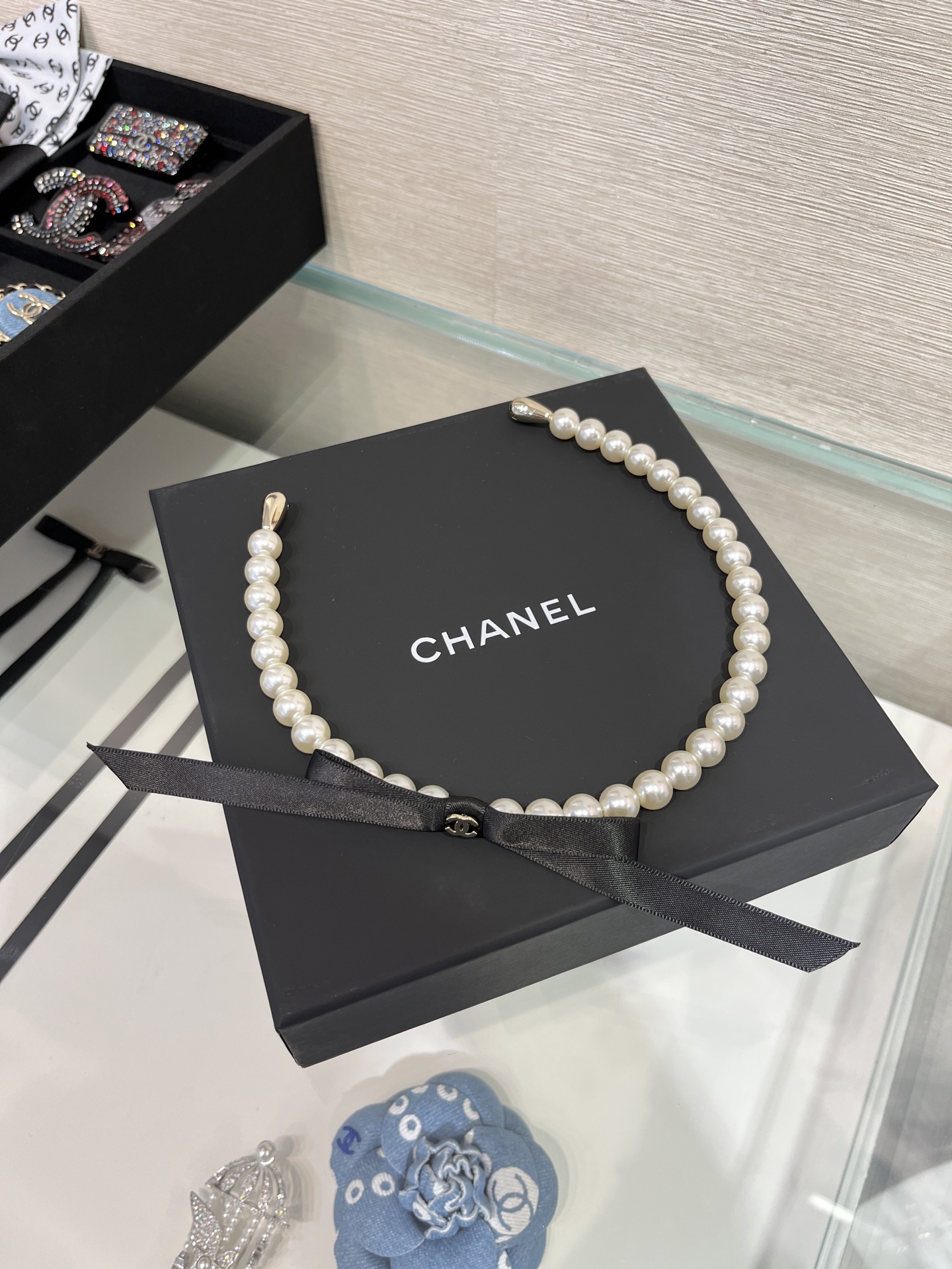 CHANEL Женский ободок на голову с жемчугом CHANEL Женский ободок на голову с жемчугом