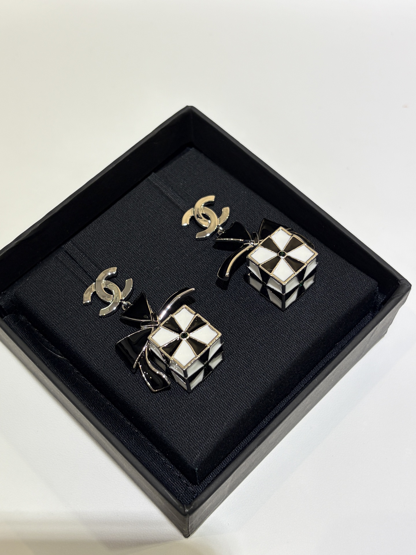 CHANEL Женские серьги из латуни кубики с бантиком