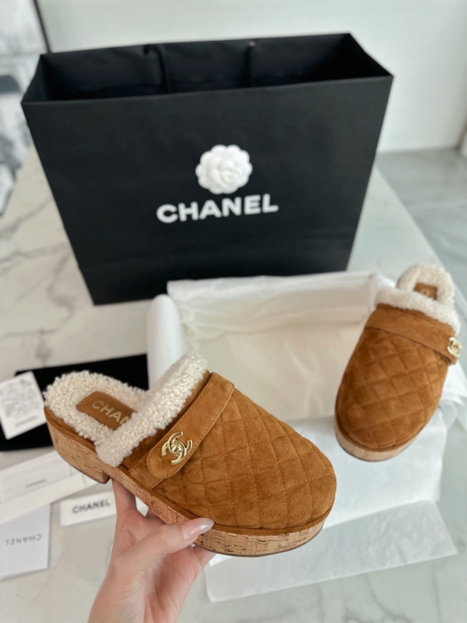 CHANEL Женские сабо с мехом