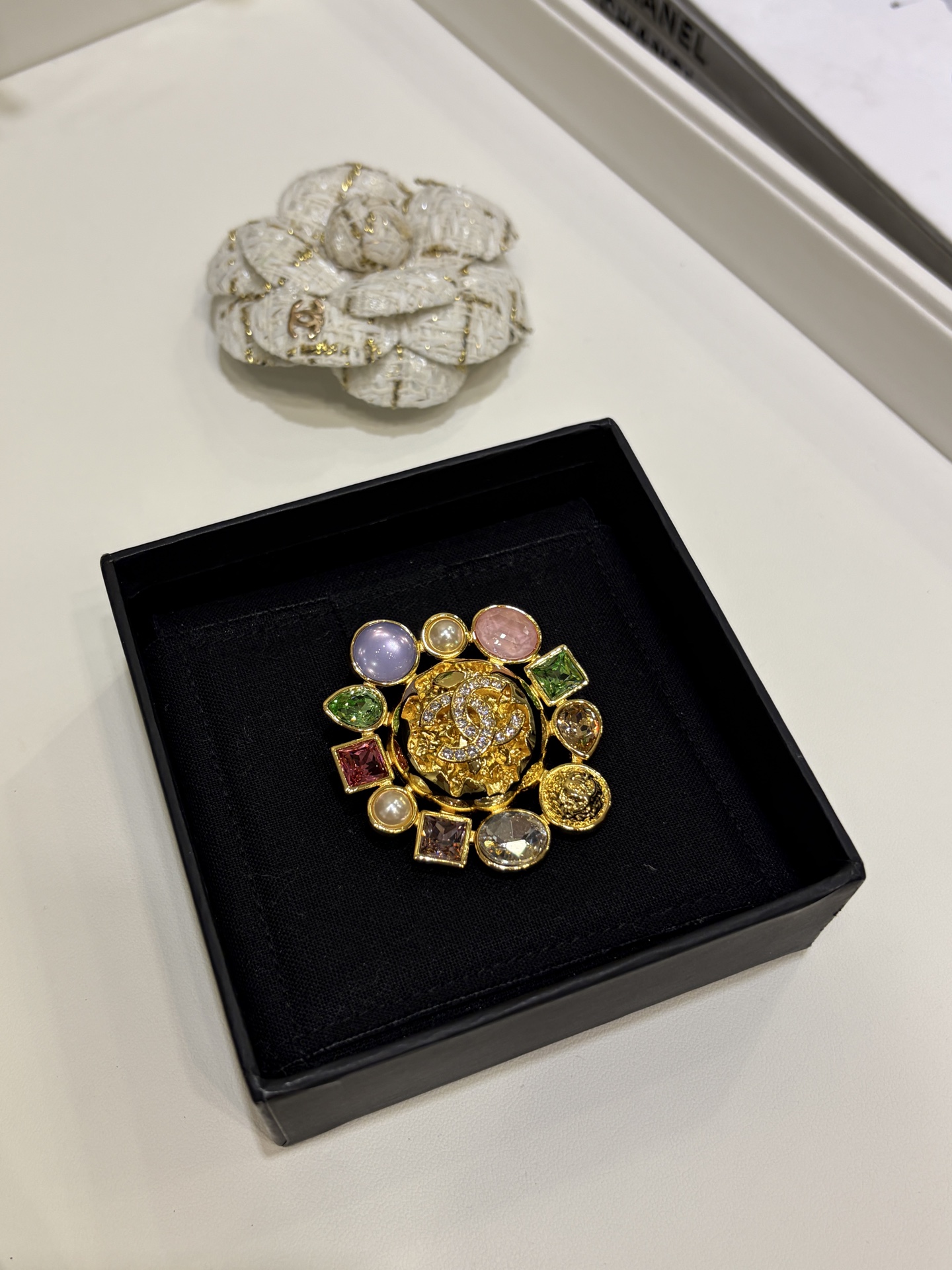 CHANEL Женская брошь с цветными кристаллами и жемчужинами CHANEL Женская брошь с цветными кристаллами и жемчужинами