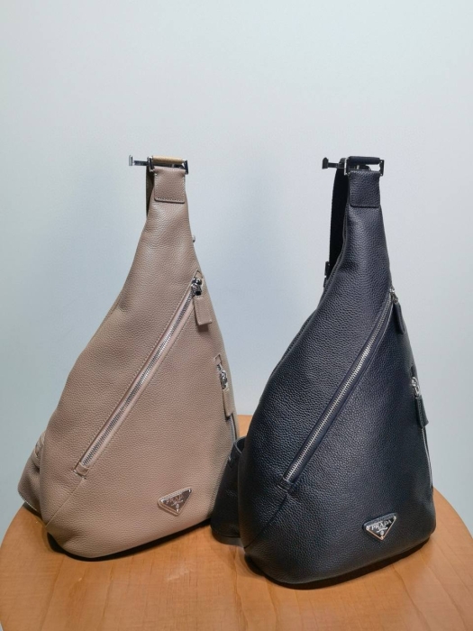 PRADA Мужская сумка из кожи