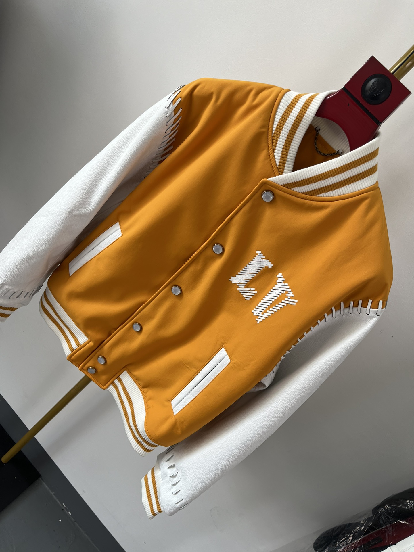 LOUIS VUITTON Мужской кожаный бомбер LOUIS VUITTON Мужской кожаный бомбер