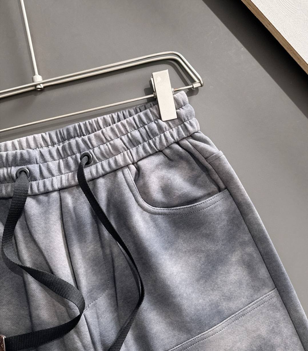 LOUIS VUITTON Мужские брюки LOUIS VUITTON Мужские брюки