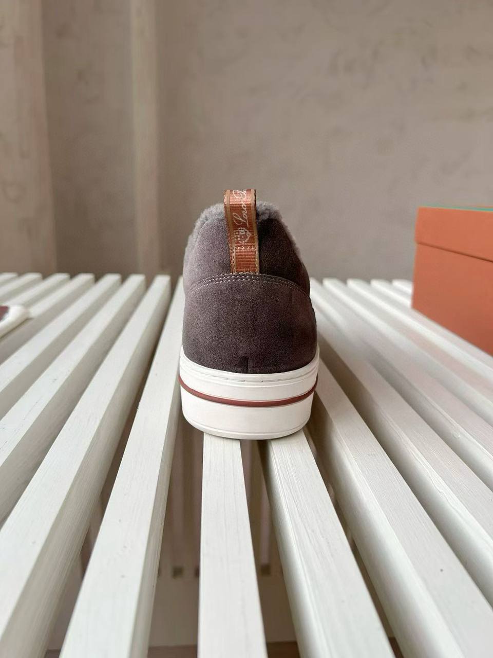 LORO PIANA Женские кроссовки из овчины 