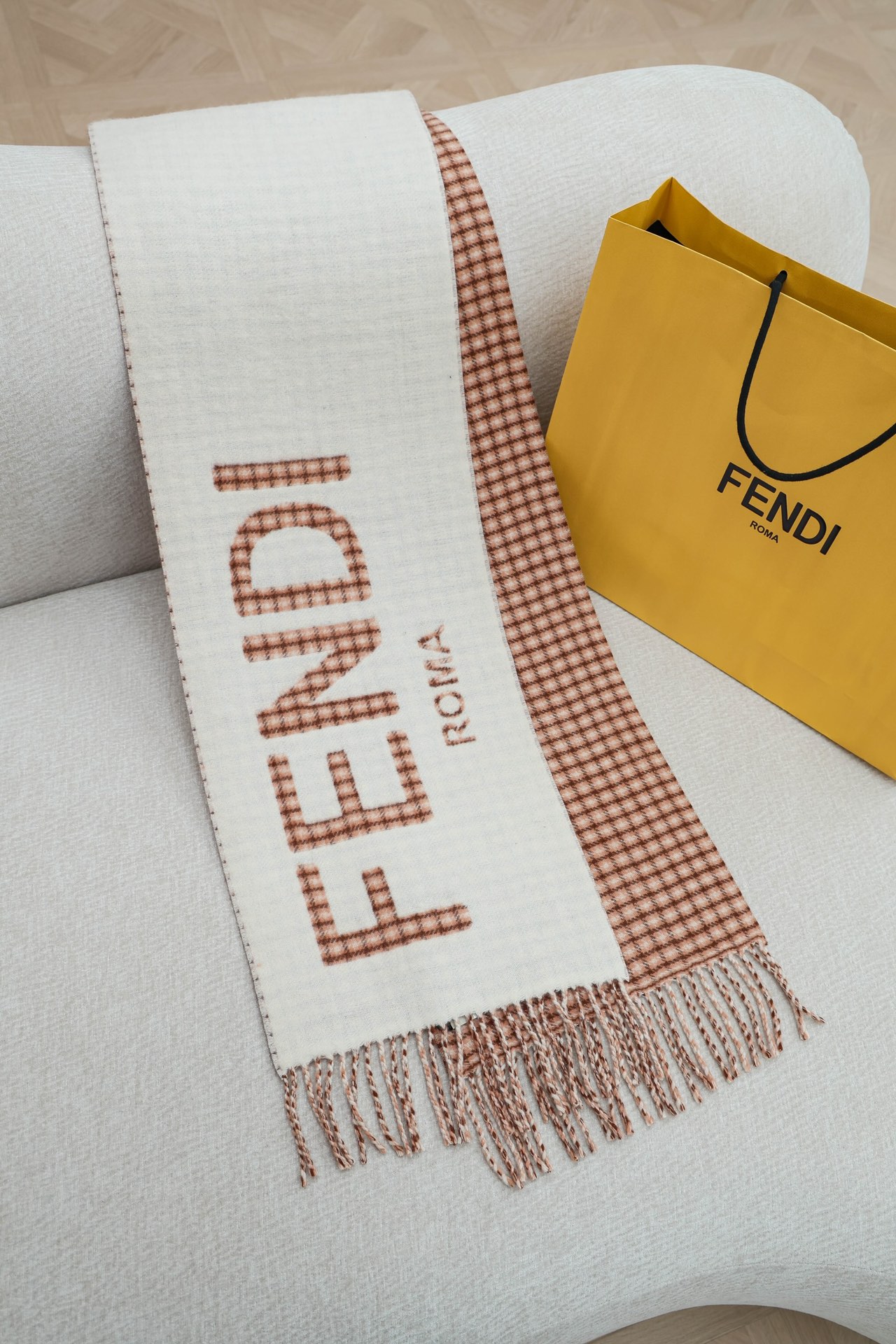 FENDI Женский шарф из кашемира FENDI Женский шарф из кашемира
