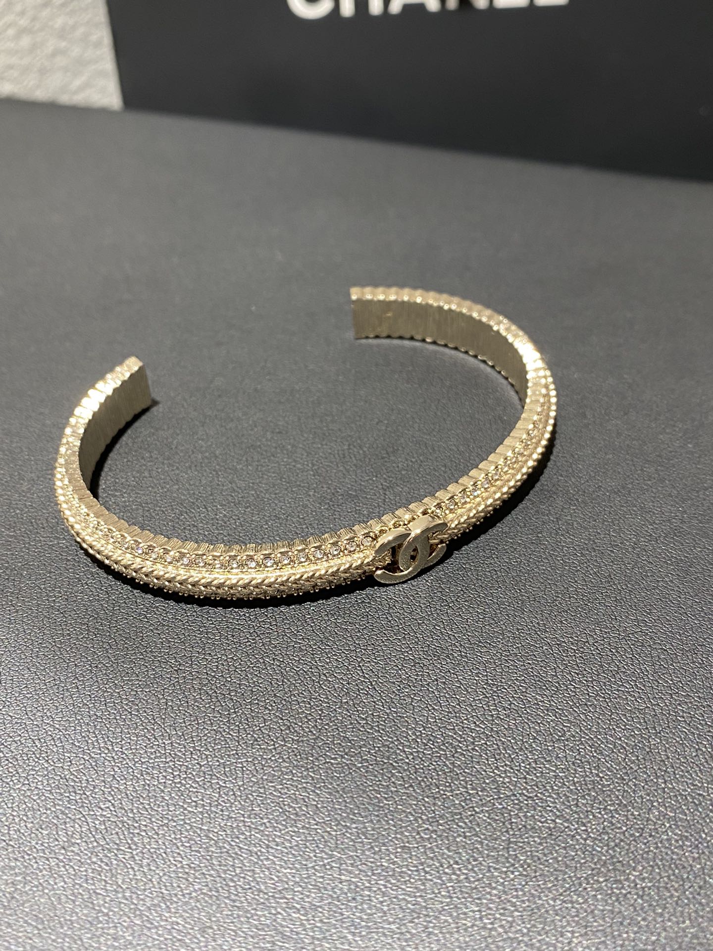 CHANEL Женский литой браслет CHANEL Женский литой браслет