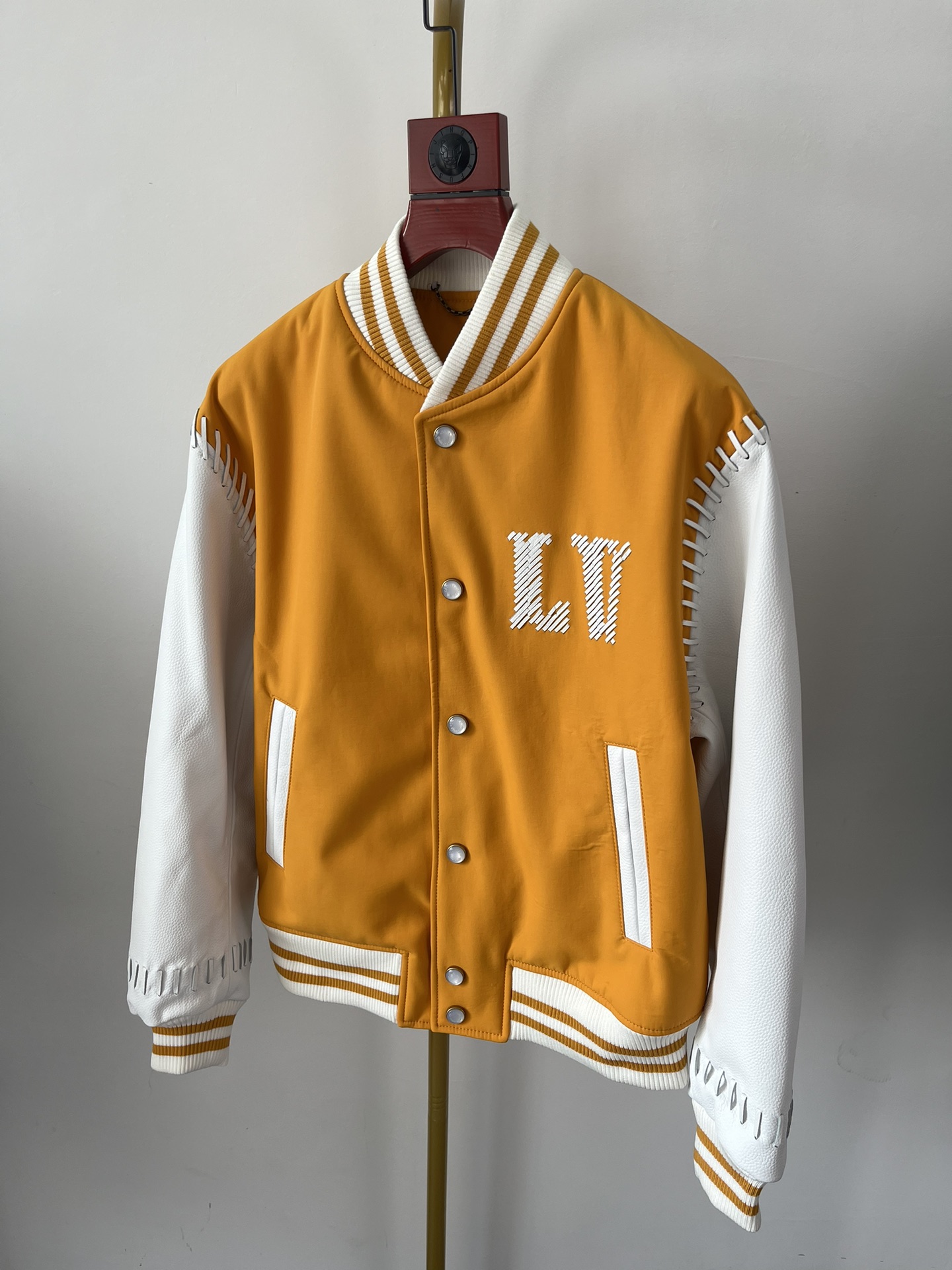 LOUIS VUITTON Мужской кожаный бомбер LOUIS VUITTON Мужской кожаный бомбер