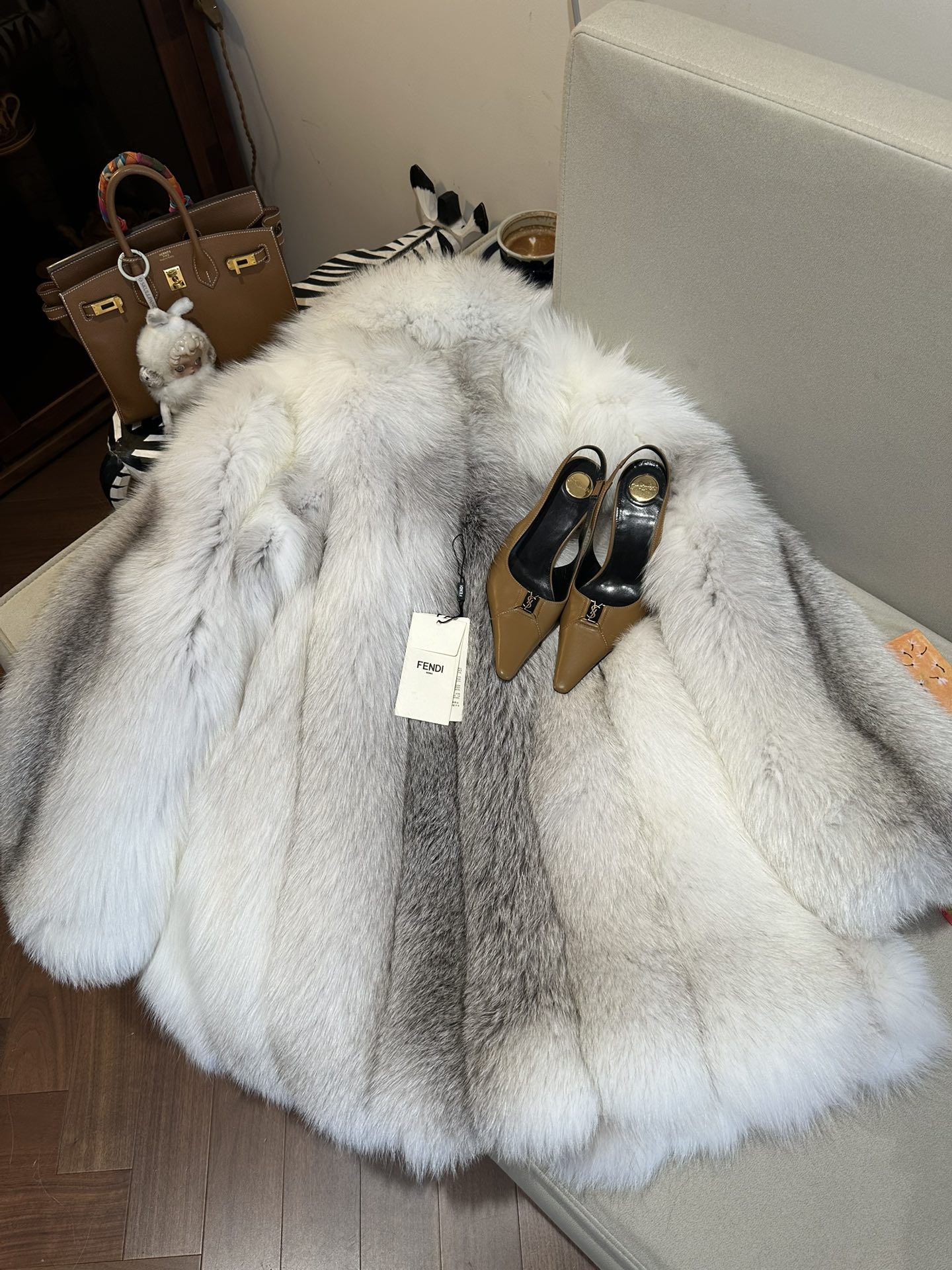 FENDI Женская шуба из меха лисы FENDI Женская шуба из меха лисы