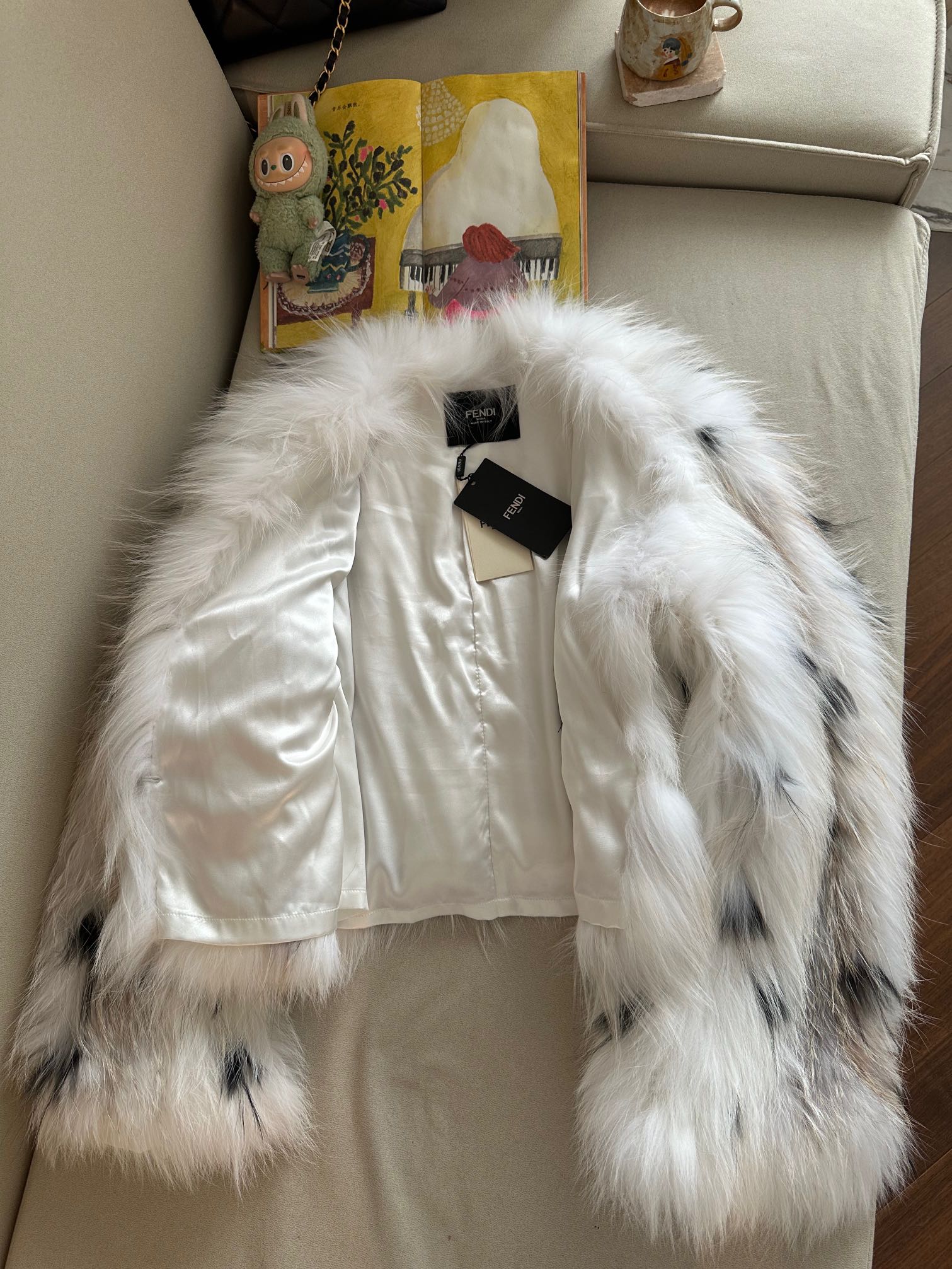 FENDI Женская шуба из меха лисы FENDI Женская шуба из меха лисы