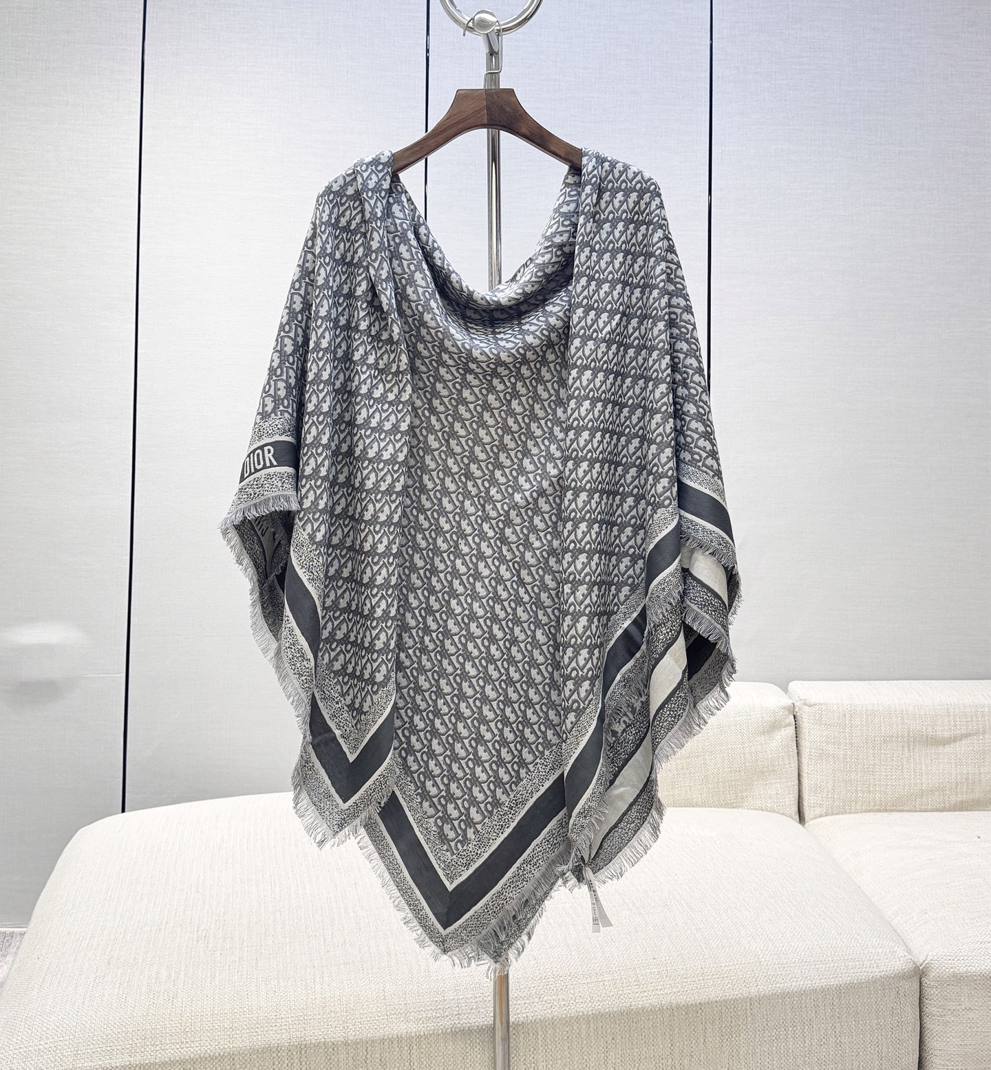 CHRISTIAN DIOR Женская шаль D-Oblique CHRISTIAN DIOR Женская шаль D-Oblique