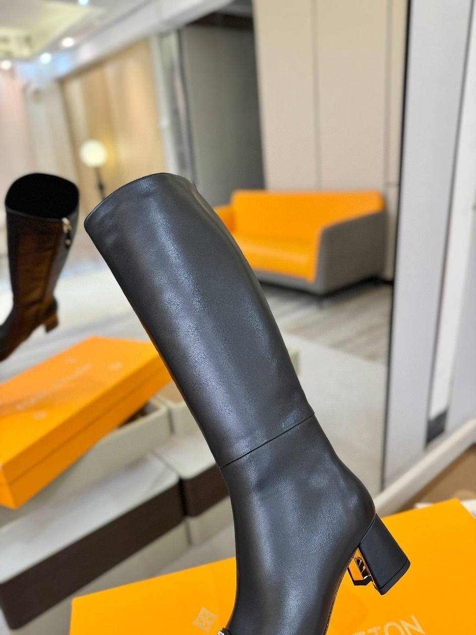 LOUIS VUITTON Женские сапоги из телячьей кожи 