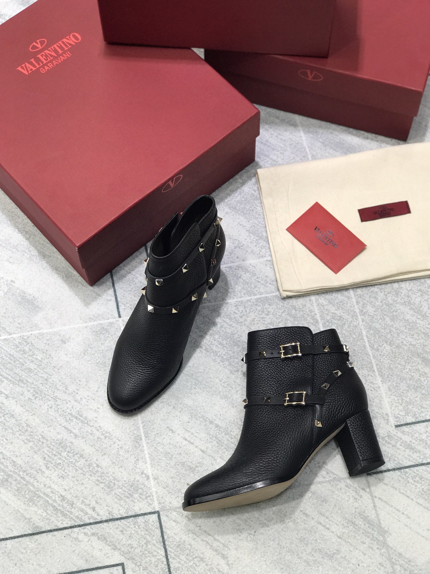 VALENTINO Женские ботильоны на среднем каблуке VALENTINO Женские ботильоны на среднем каблуке