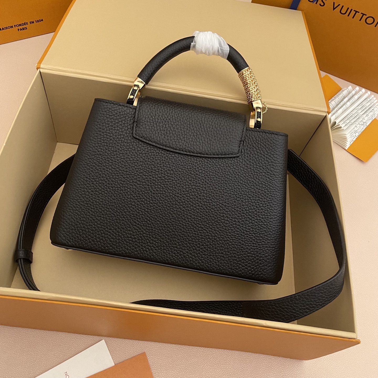 LOUIS VUITTON Женская Сумка Capucines