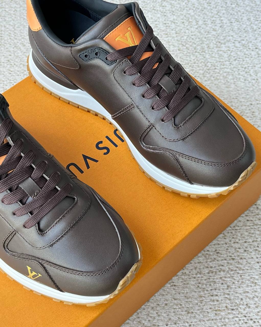 LOUIS VUITTON Мужские кроссовки из телячьей кожи LOUIS VUITTON Мужские кроссовки из телячьей кожи