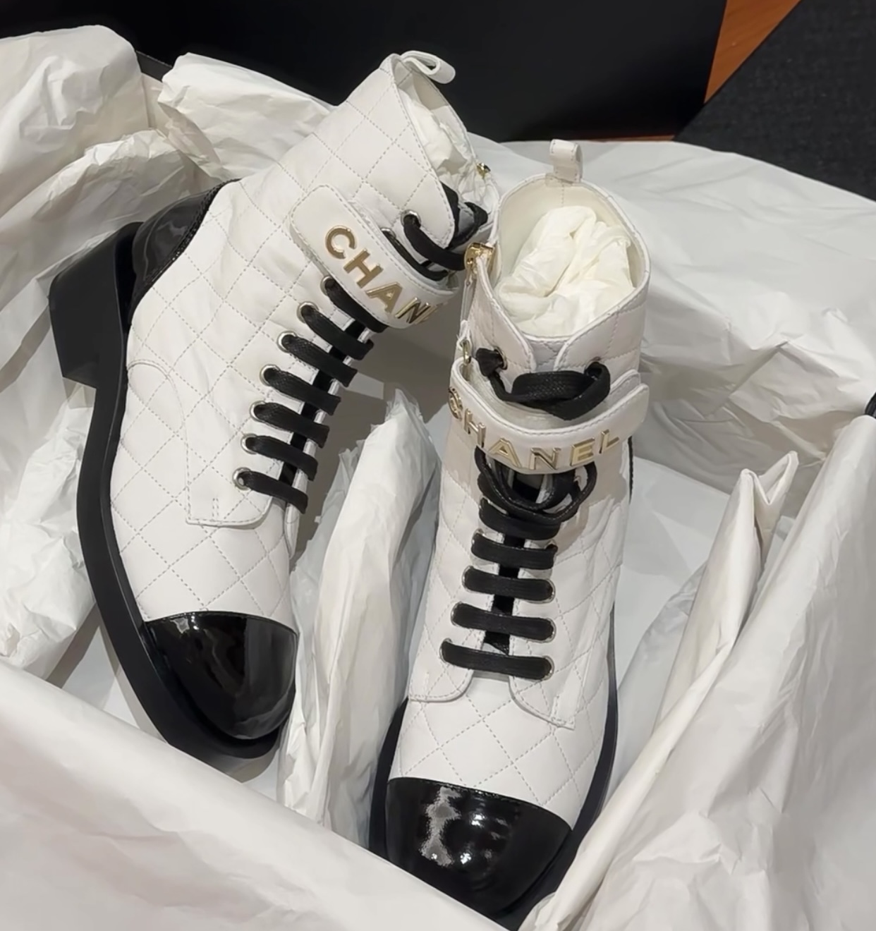 CHANEL Женские стёганые ботинки с перемычкой CHANEL Женские стёганые ботинки с перемычкой