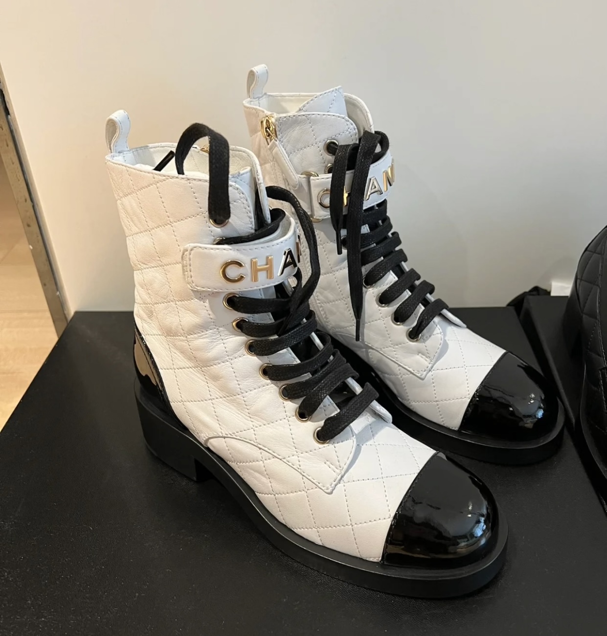 CHANEL Женские стёганые ботинки с перемычкой CHANEL Женские стёганые ботинки с перемычкой