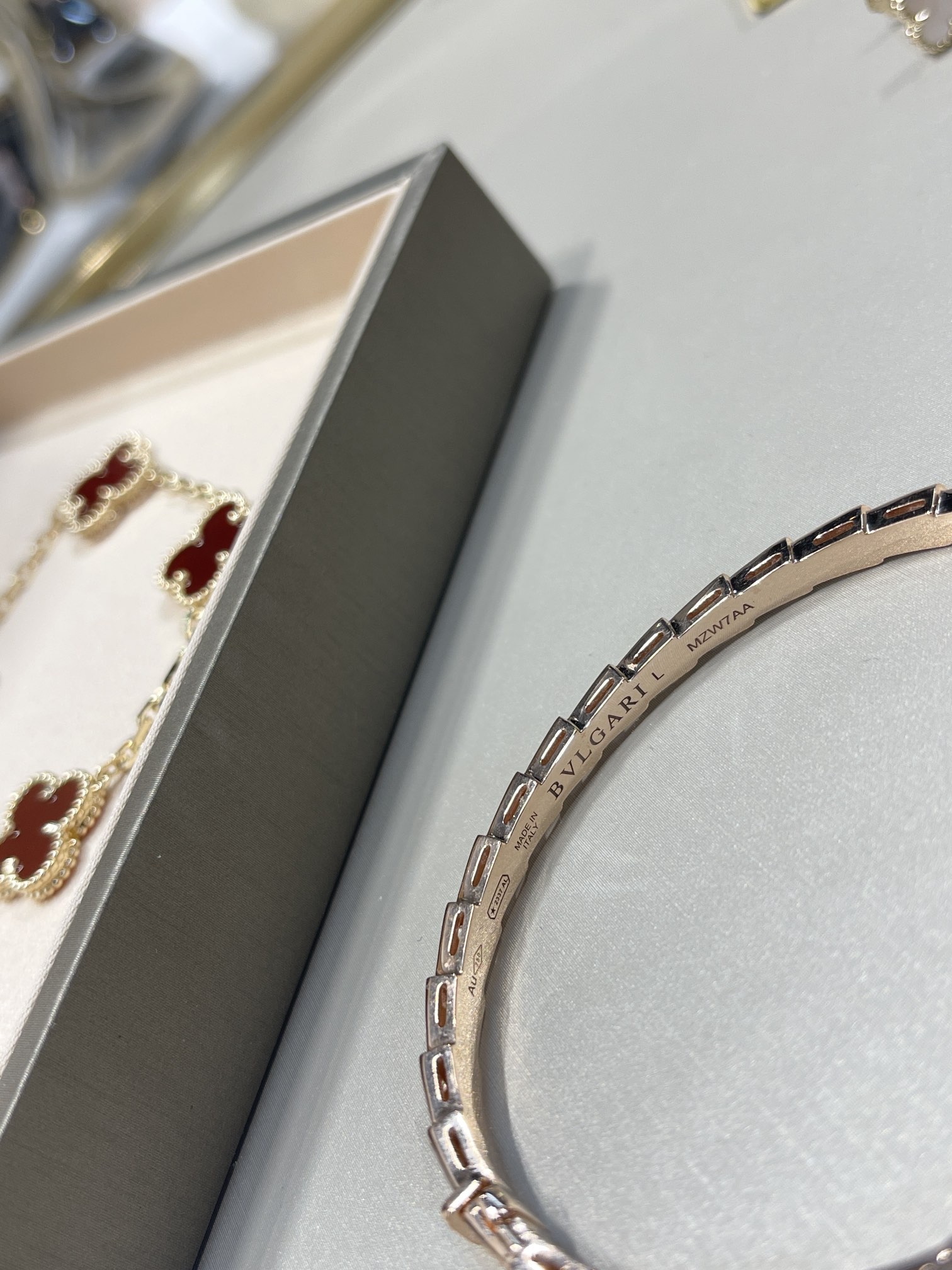 BVLGARI Женский браслет Serpenti Viper из розового золота и перламутра BVLGARI Женский браслет Serpenti Viper из розового золота и перламутра