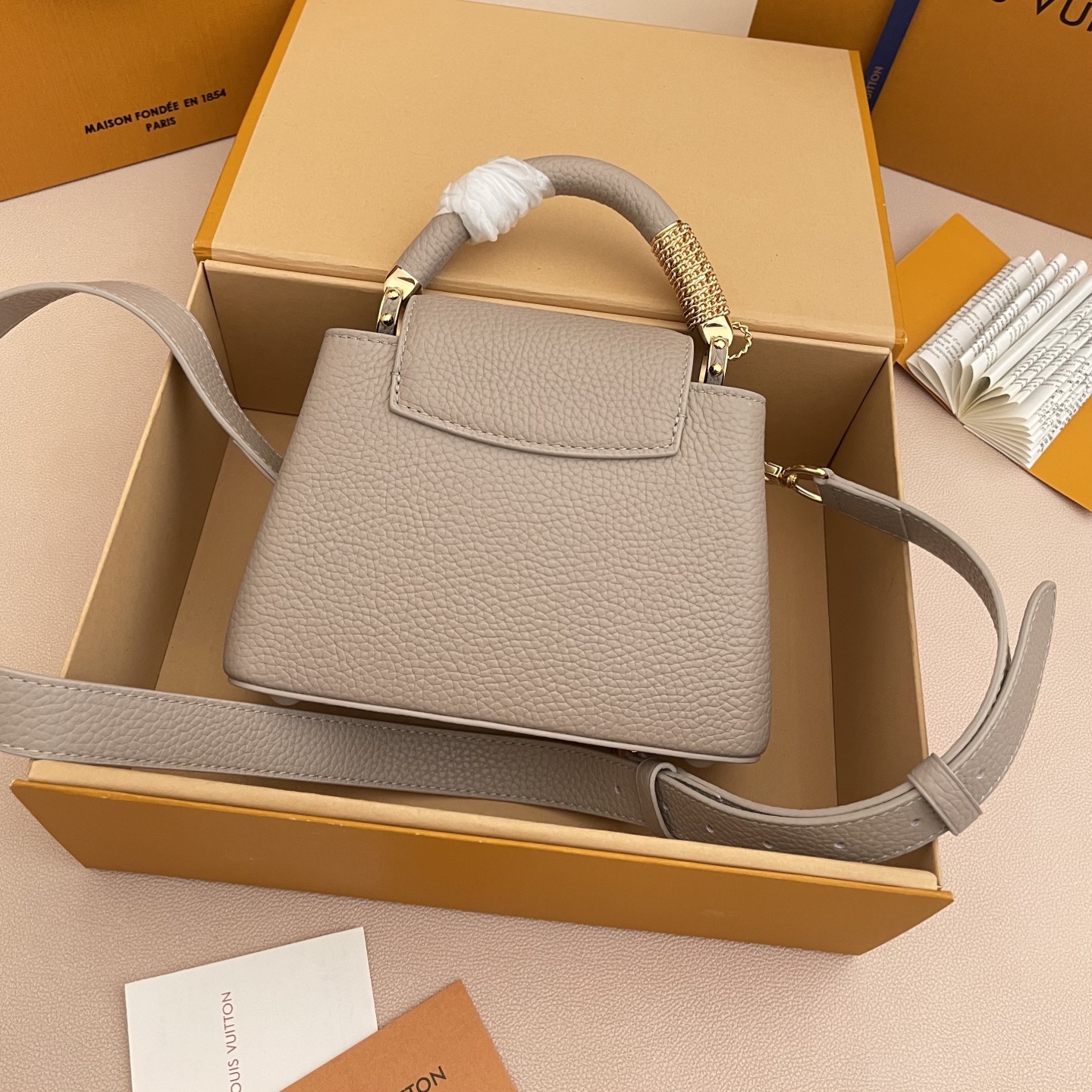 LOUIS VUITTON Женская Сумка Capucines