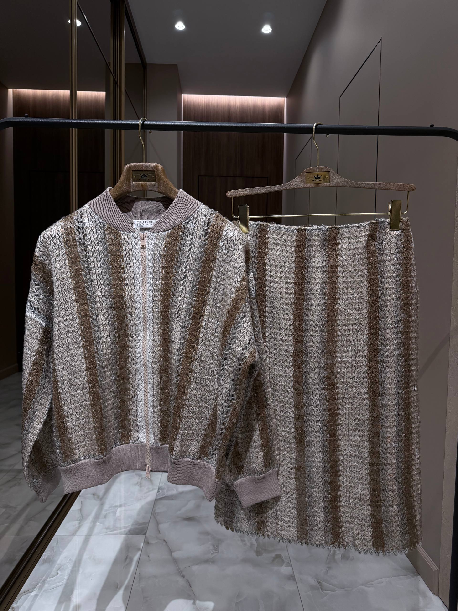 BRUNELLO CUCINELLI Женский костюм с пайетками BRUNELLO CUCINELLI Женский костюм с пайетками