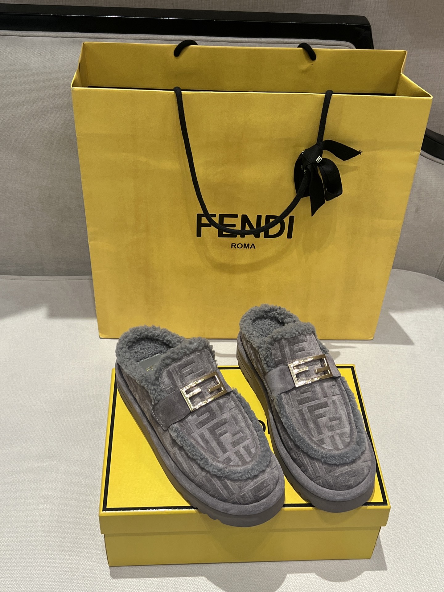 FENDI Женские тапки Baguette из шерсти и замши