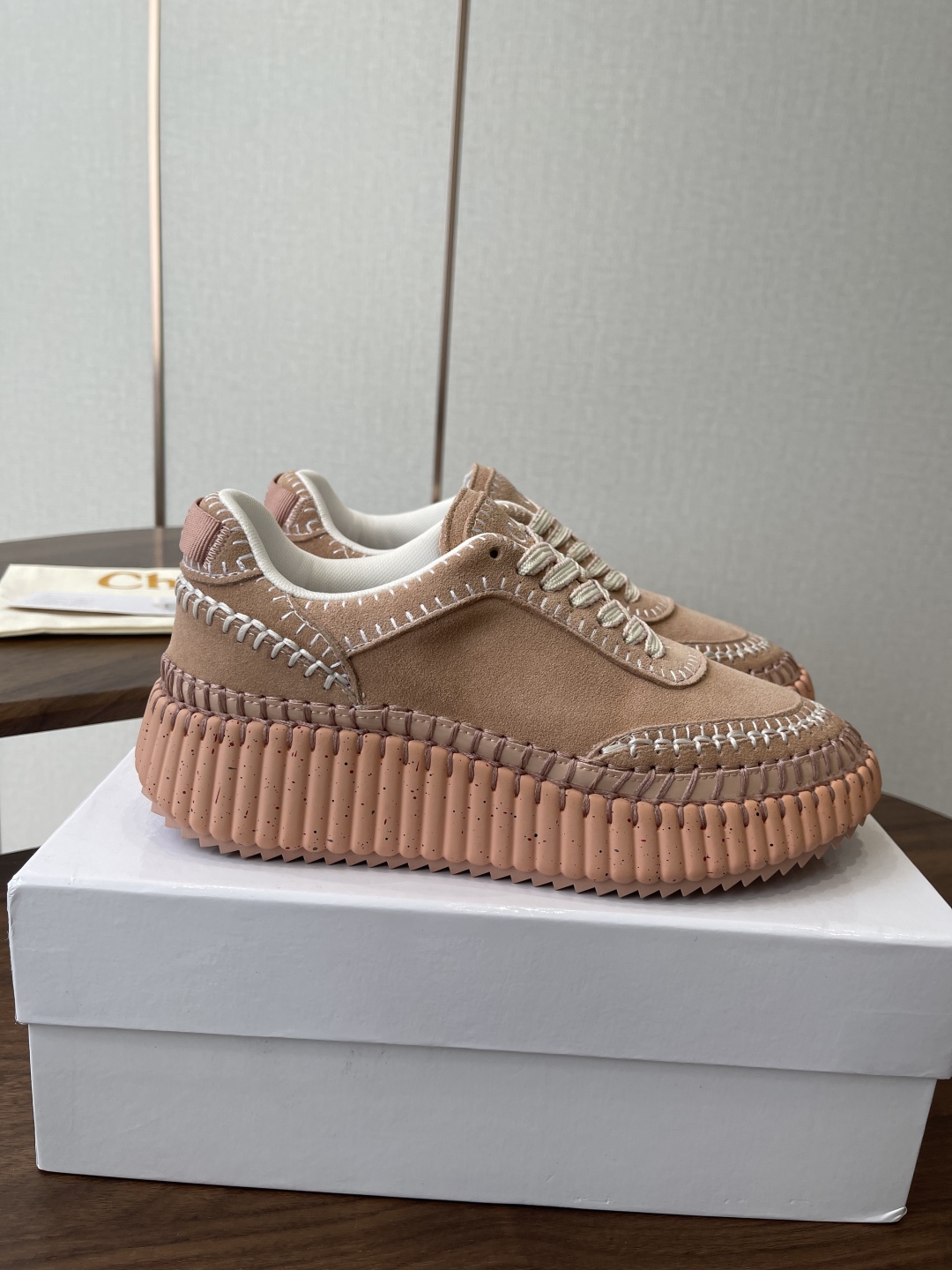 CHLOE Женские кроссовки из коровьей кожи CHLOE Женские кроссовки из коровьей кожи