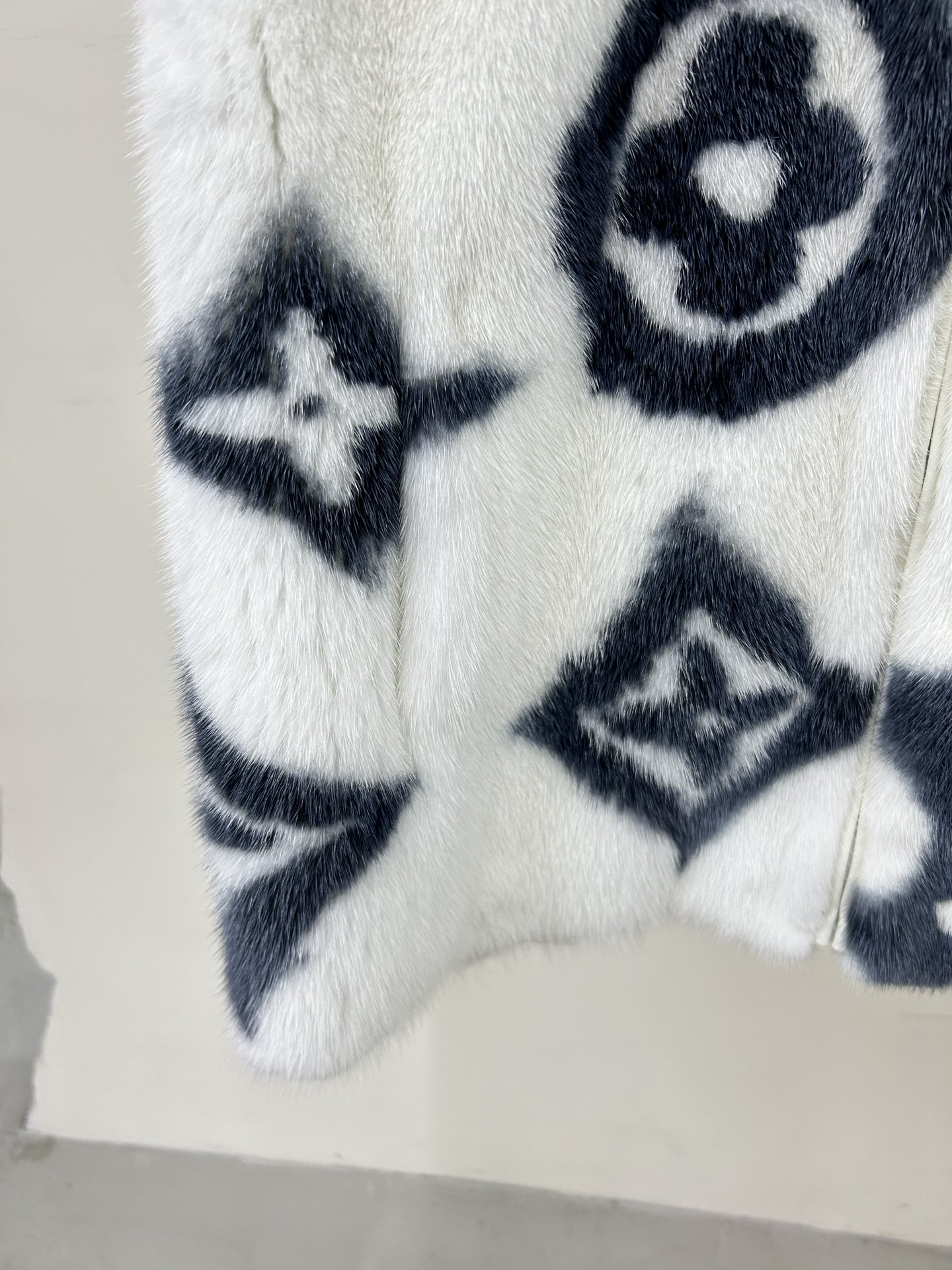 LOUIS VUITTON Мужской жилет из меха норки LOUIS VUITTON Мужской жилет из меха норки