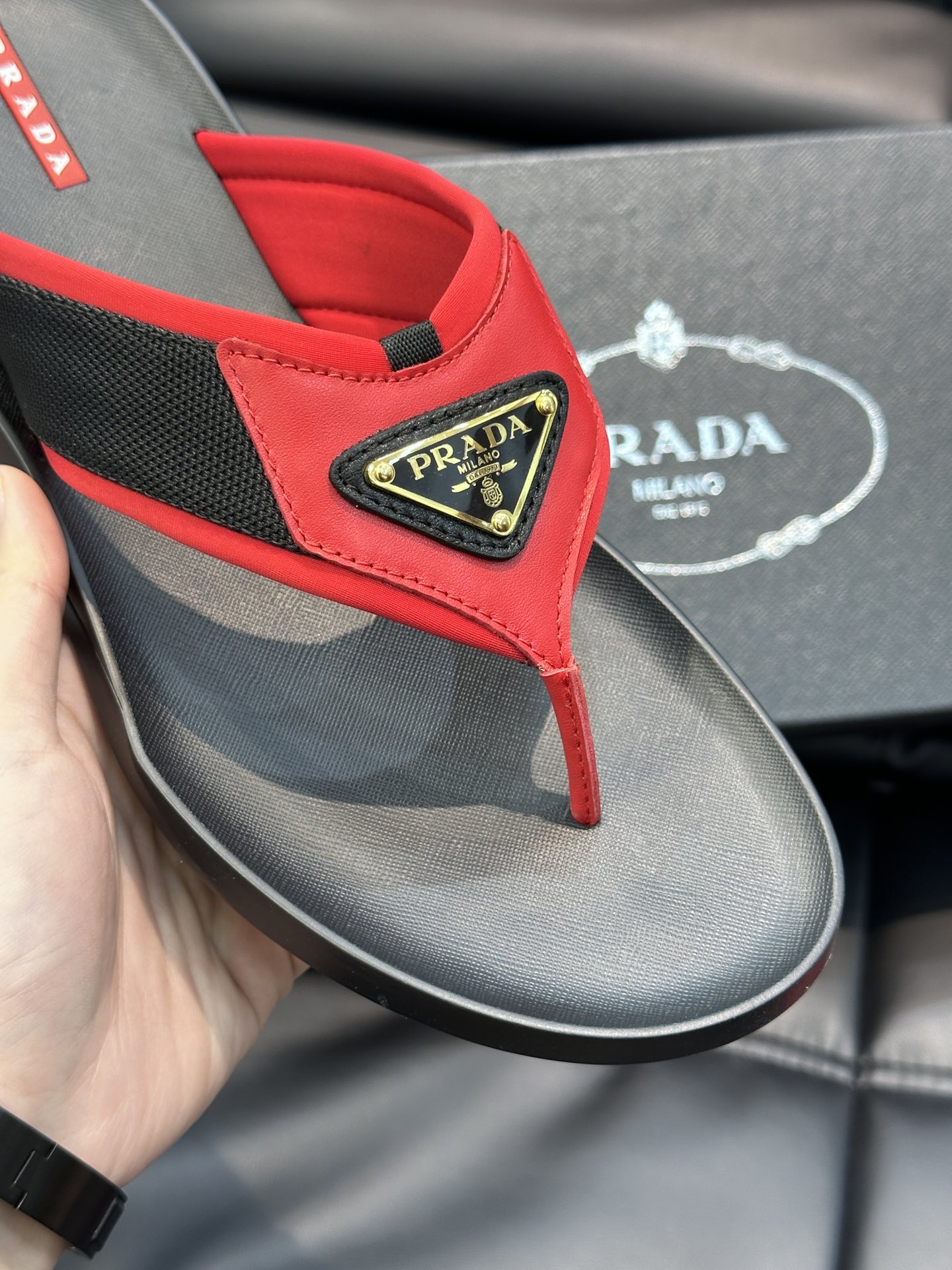 PRADA Мужские шлёпанцы-вьетнамки