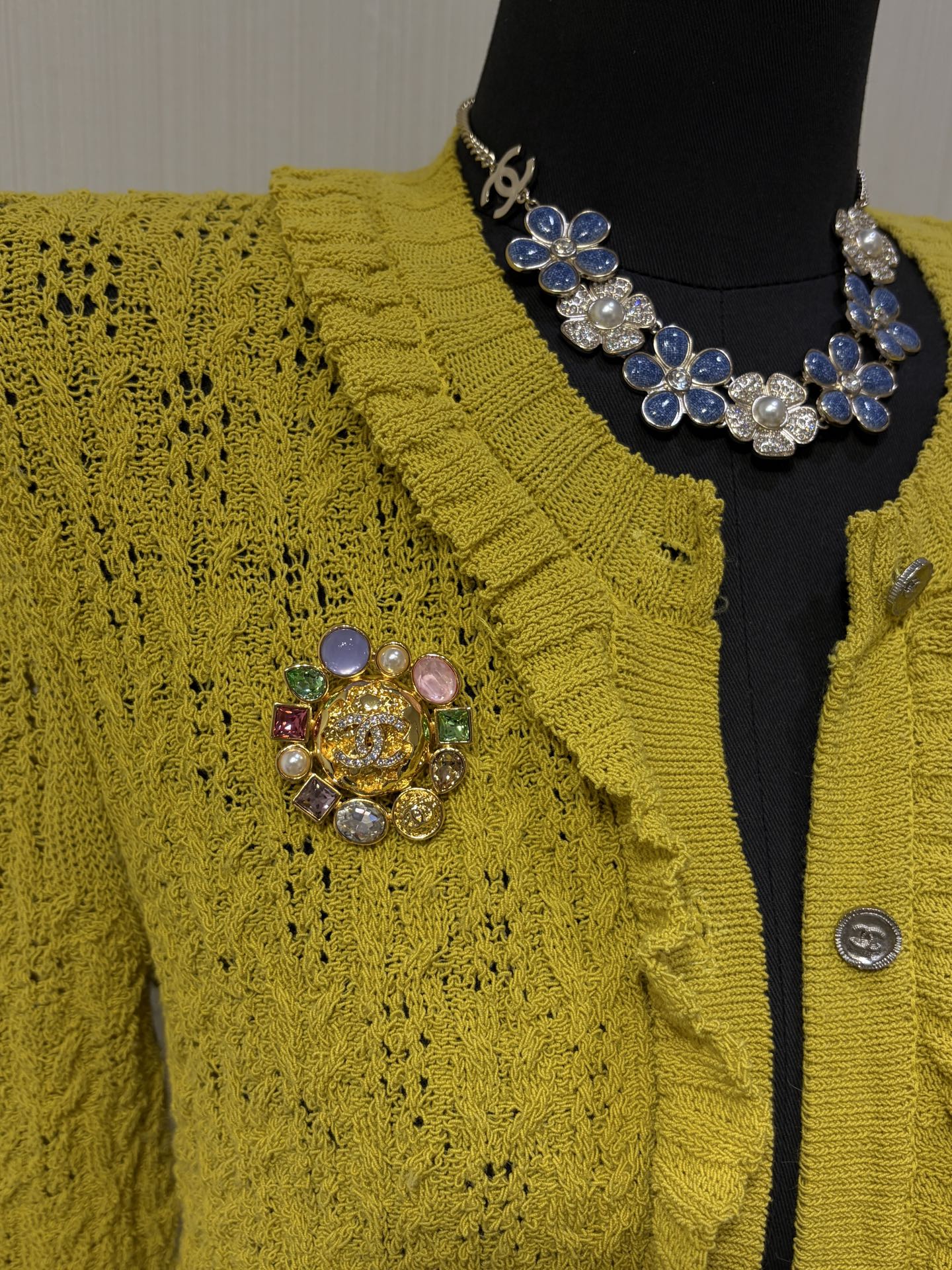 CHANEL Женская брошь с цветными кристаллами и жемчужинами CHANEL Женская брошь с цветными кристаллами и жемчужинами