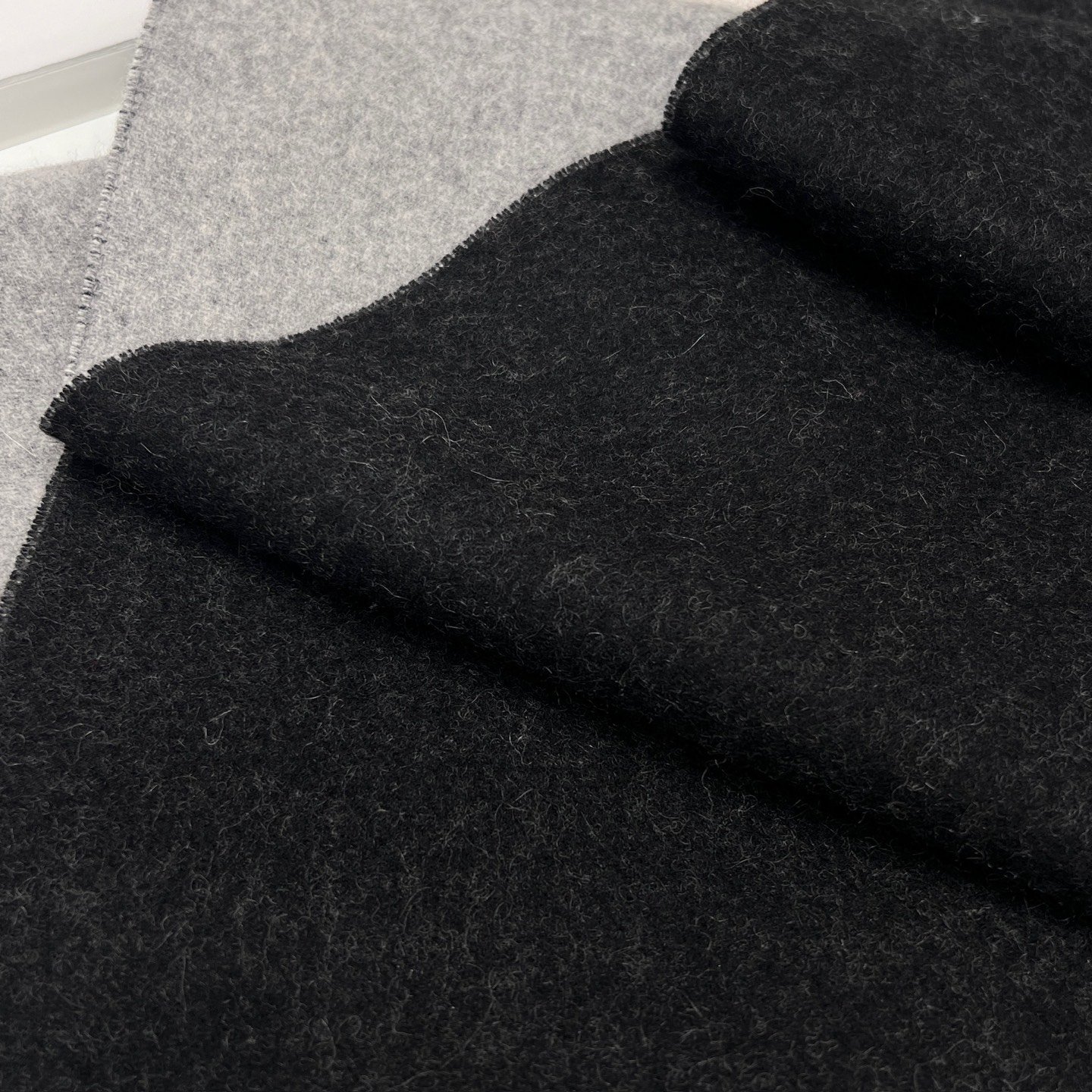 BURBERRY Женский шарф из кашемира в монохромной гамме 