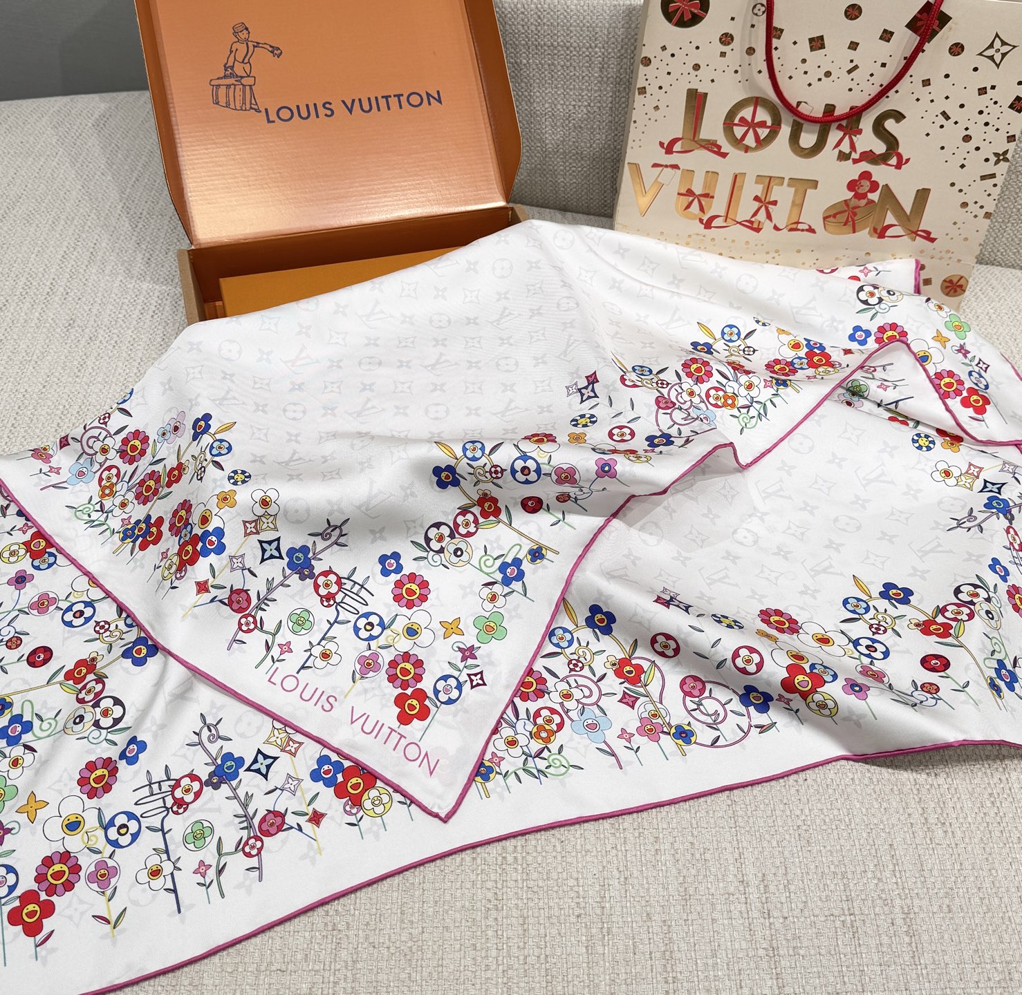 LOUIS VUITTON Женский платок Superflat Flowers из шелка LOUIS VUITTON Женский платок Superflat Flowers из шелка