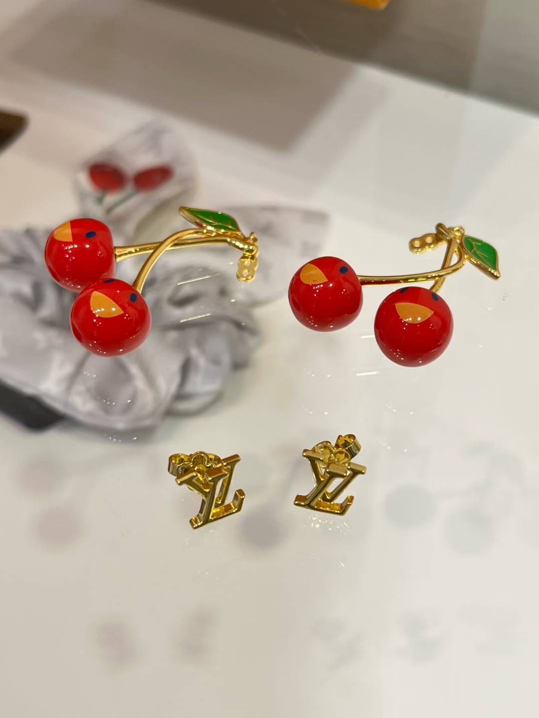 LOUIS VUITTON Женские серьги-вишни LV x TM Cerise M02808 LOUIS VUITTON Женские серьги-вишни LV x TM Cerise M02808