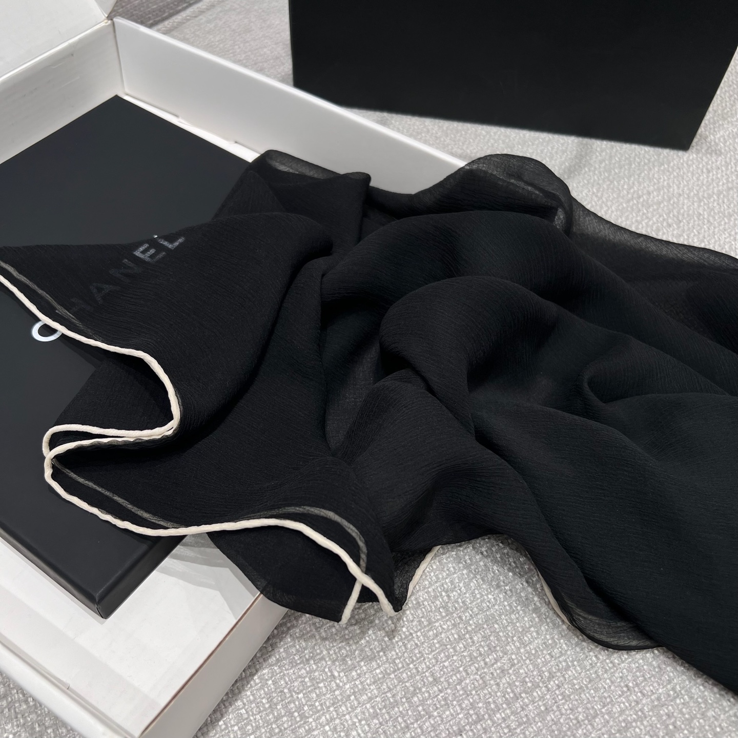 CHANEL Женский платок шёлк