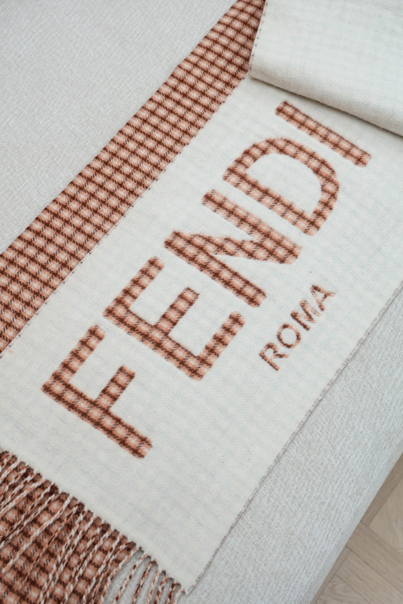 FENDI Женский шарф из кашемира FENDI Женский шарф из кашемира