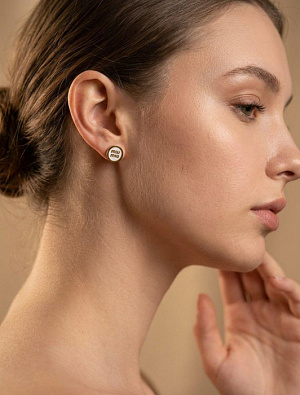 MIU MIU Женские золотистые серьги-гвоздики с эмалевой вставкой
