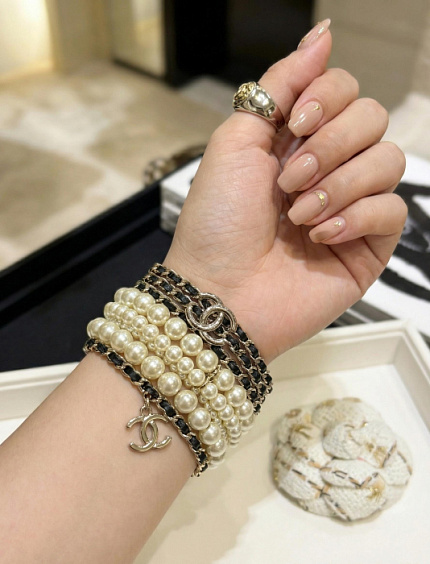 CHANEL Женский браслет с кожаными элементами и стеклянным жемчугом 
