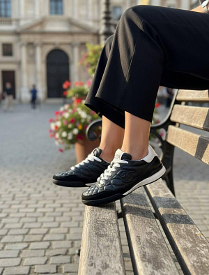 CHANEL Женские кроссовки из телячьей кожи