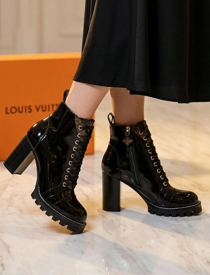 LOUIS VUITTON Женские ботинки из лакированной кожи на устойчивом каблуке