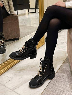 CHANEL Женские ботинки из лакированной кожи с декоративными подвесками