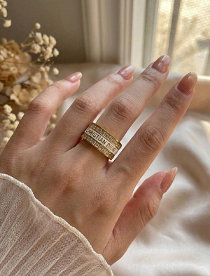 CHRISTIAN DIOR Женское кольцо золотистое с белой эмалью и камнями Swarovski