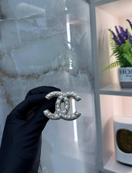 CHANEL Женская брошь с жемчугом 